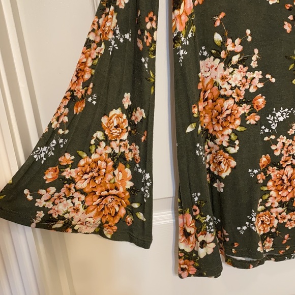 Green and floral blouse - Picture 2 of 3